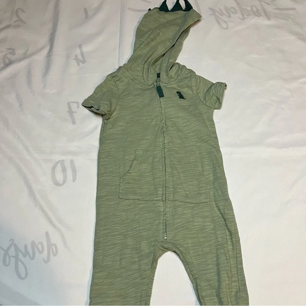 Carter’s Green Short Sleeve Dinosaur Jumpsuit in Size 9 Months